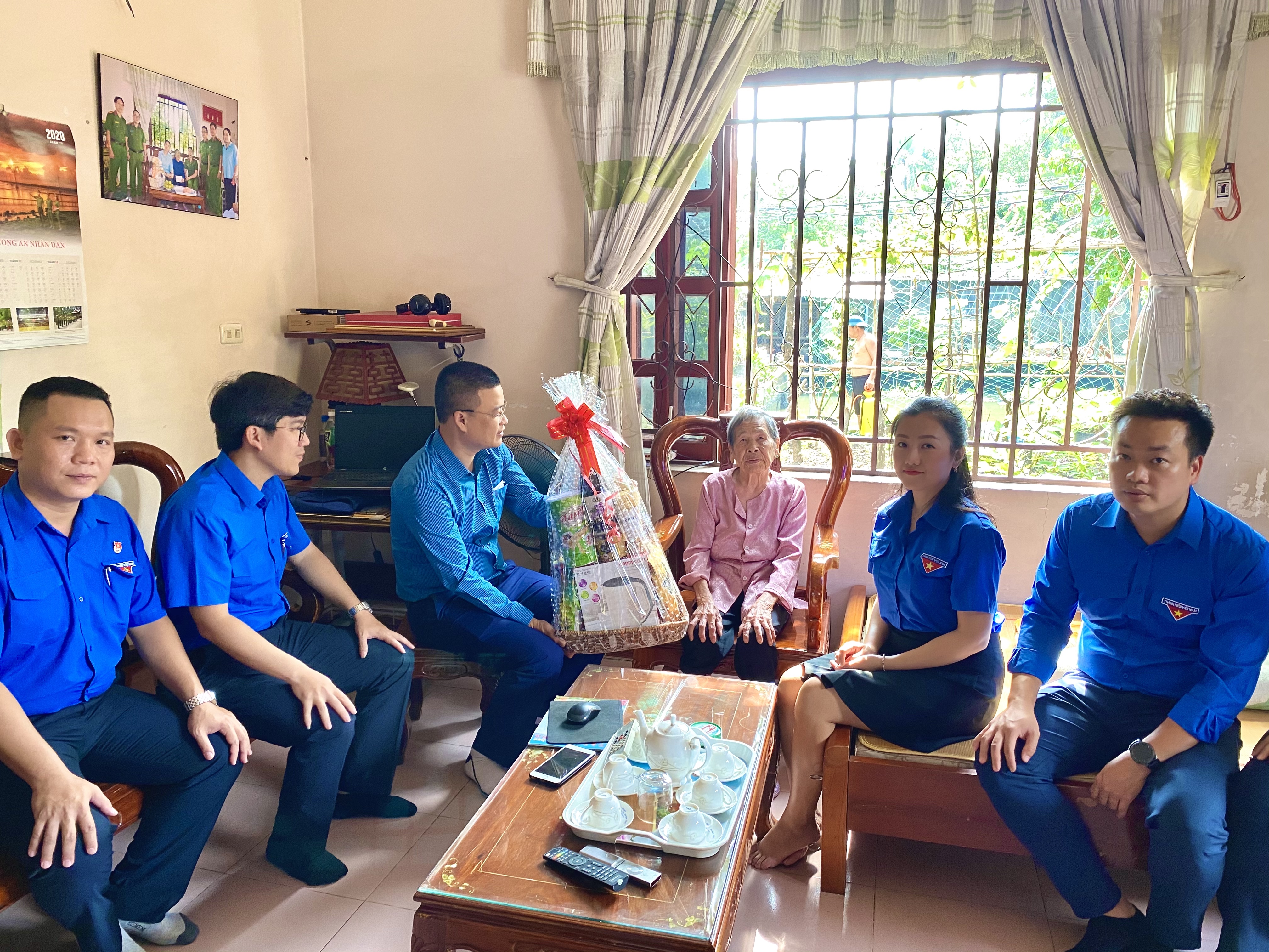 Đoàn công tác tới thăm và tặng quà Mẹ Việt Nam Anh hùng Nguyễn Thị Hội đang sinh sống tại quận Thủ Đức, Thành phố Hồ Chí Minh 