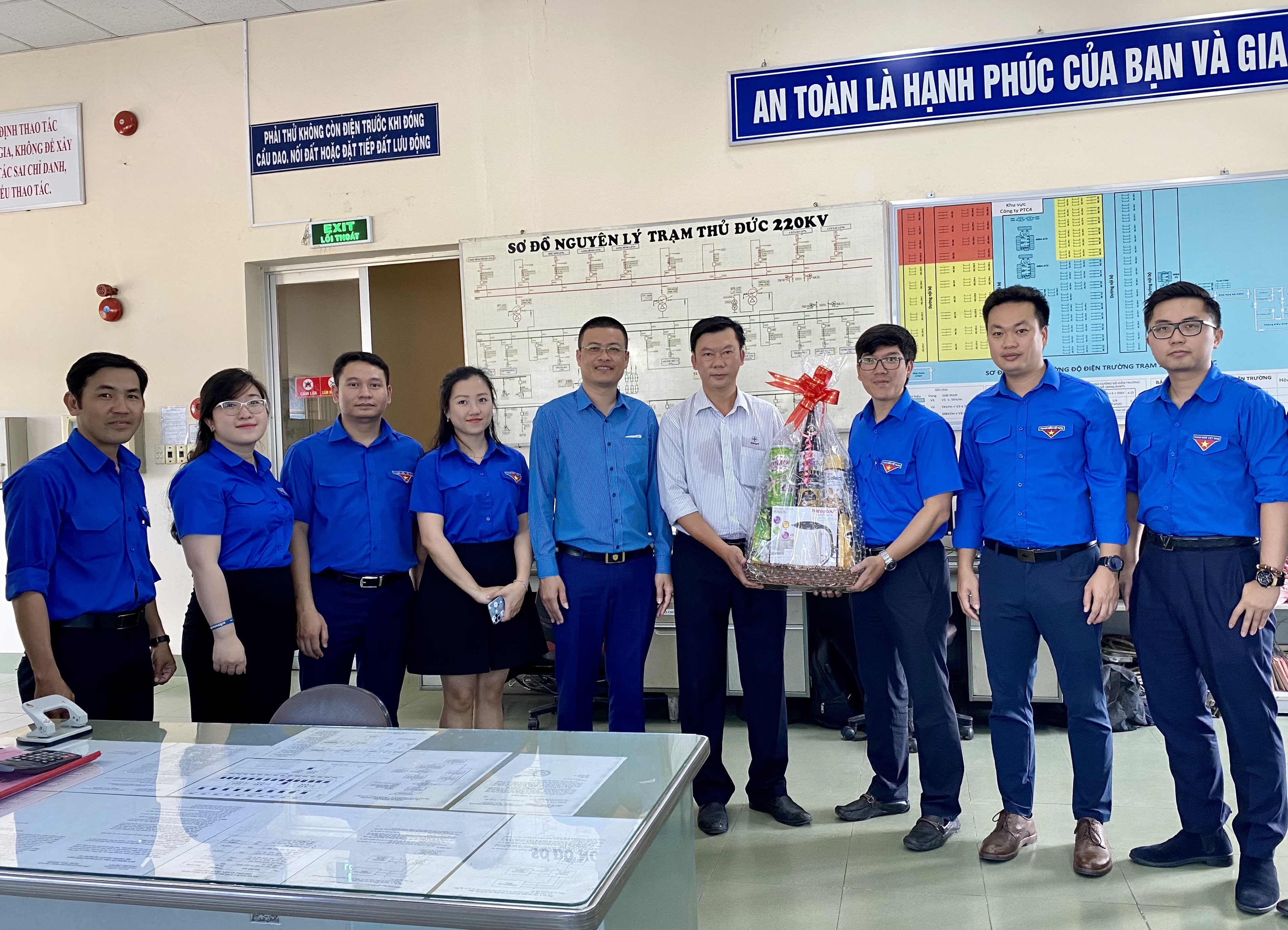 Đoàn công tác tới thăm và tặng quà cho đại diện thanh niên công nhân đang làm việc tại trạm 220KV Thủ Đức