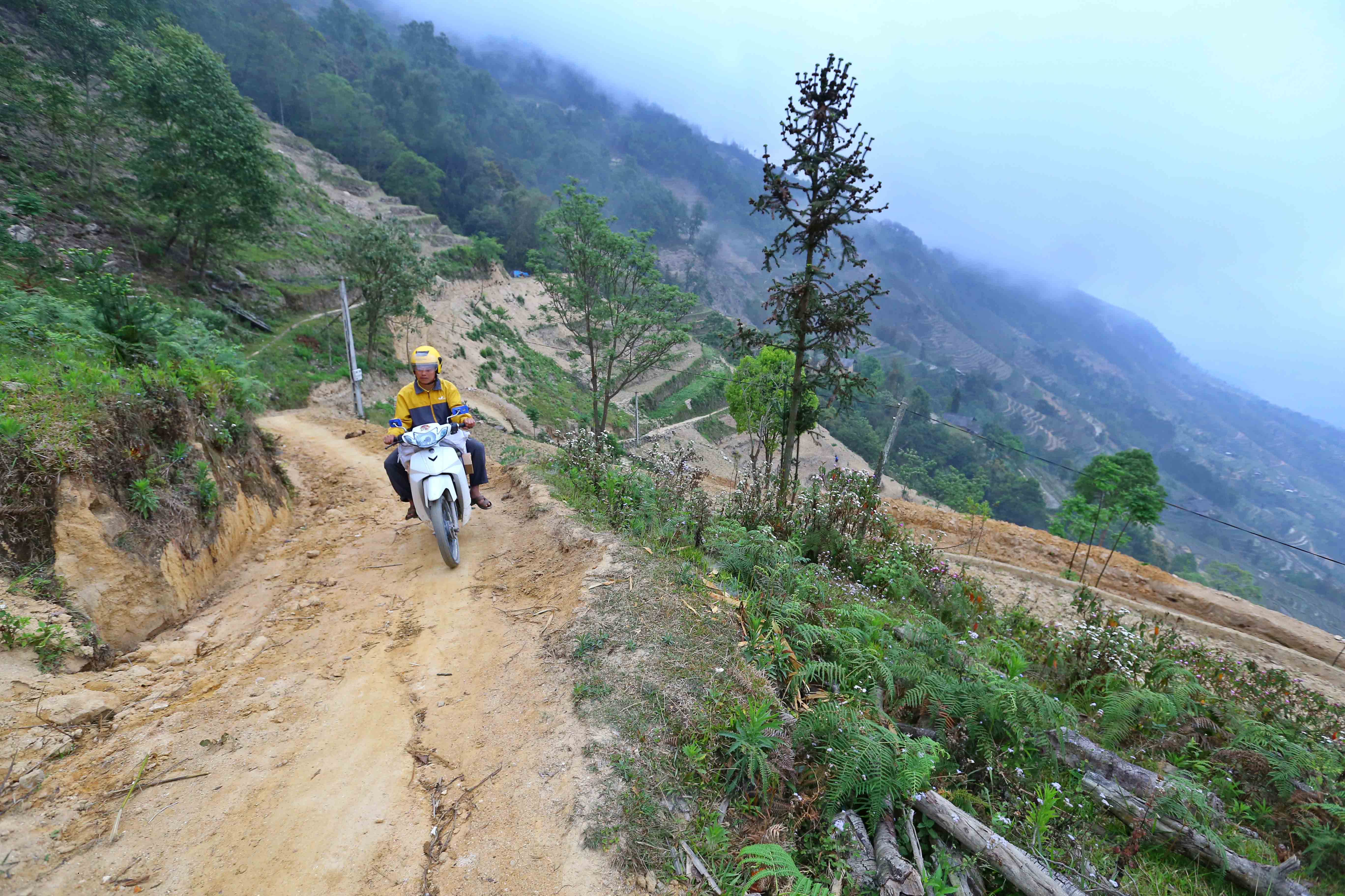 Nhân viên Bưu điện Việt Nam không quản ngại khó khăn, vất vả, vượt núi băng rừng mang báo, tạp chí của Đảng đến với độc giả trong thời gian sớm nhất.