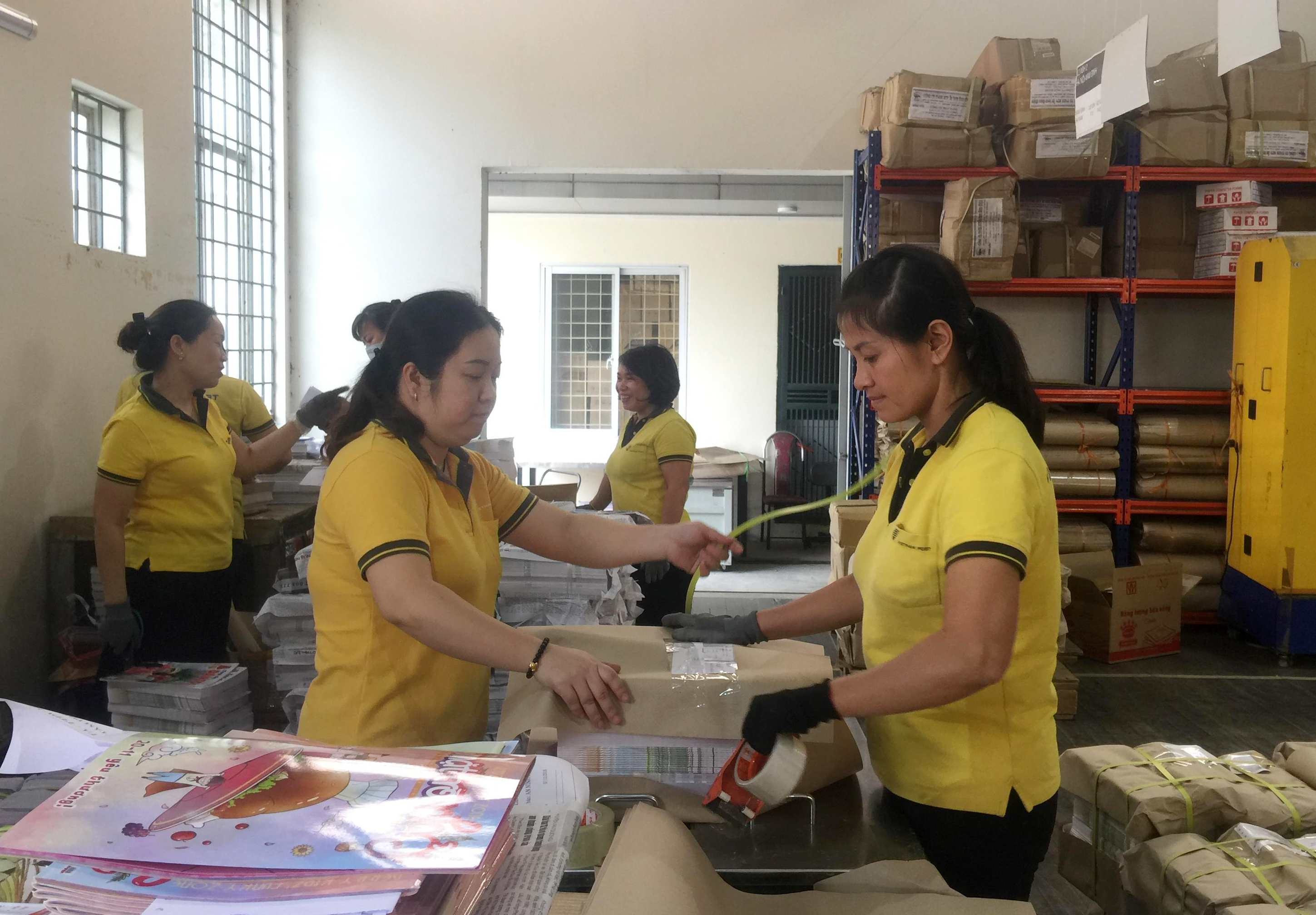 Nhân viên bưu điện thực hiện phân loại, đóng gói báo,  tạp chí trước khi phát hành đến mọi miền Tổ quốc.