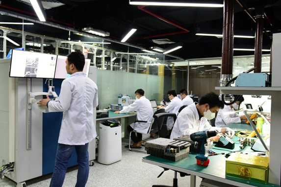 Đội ngũ cán bộ trẻ của MobiFone tham gia nghiên cứu, sản xuất thiết bị.