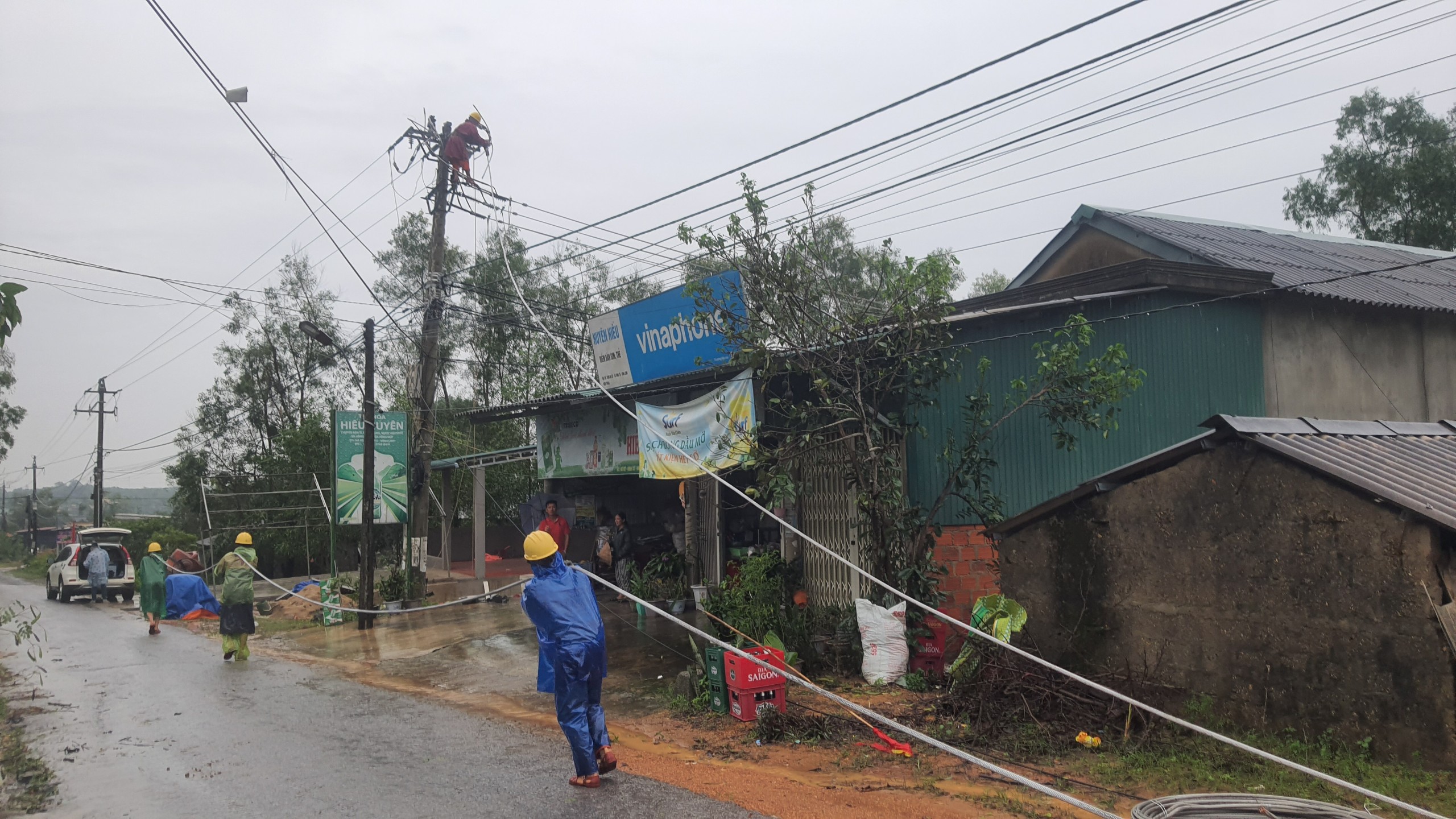 Công nhân Công ty Điện lực Quảng Trị tập trung khắc phục hậu quả bão số 13 gây ra.