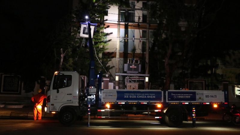 Công nhân Công ty Điện lực Quảng Nam trắng đêm khắc phục hậu quả bão số 9 gây ra