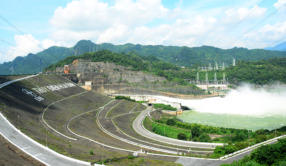 Nhà máy Thủy điện Hòa Bình điều tiết lũ xuống hạ du.