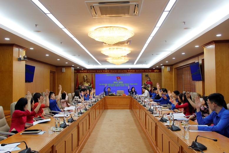 Đại biểu biểu quyết thông qua các nội dung Đại hội.