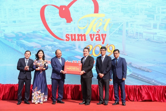 Cùng với việc duy trì, phát triển sản xuất kinh doanh, các doanh nghiệp trong Khối luôn quan tâm chăm lo đời sống của người lao động. Trong ảnh: Thủ tướng Nguyễn Xuân Phúc tặng quà cán bộ, công nhân viên, người lao động Tổng công ty Hàng hải Việt Nam nhân dịp Tết đến xuân về (năm 2019).