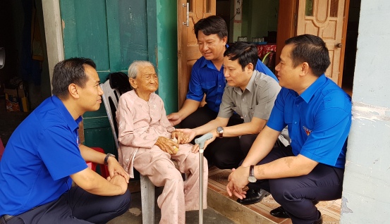 Đ/c Phạm Tấn Công, Phó Bí thư Thường trực Đảng ủy Khối Doanh nghiệp TW  cùng Đoàn Khối thăm và tặng quà mẹ Việt Nam Anh hùng Nguyễn Thị Huề  tại xã Điện Tiến, huyện Điện Bàn, tỉnh Quảng Nam.