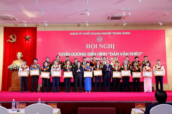 Đồng chí Y Thanh Hà Niê Kđăm - Ủy viên dự khuyết BCH Trung ương Đảng, Bí thư Đảng ủy Khối và đồng chí Nguyễn Đình Khang - Ủy viên BCH Trung ương Đảng, Chủ tịch Tổng liên đoàn lao động Việt Nam trao Bằng khen cho các tập thể có thành tích tiêu biểu trong thực hiện phong trào thi đua “Dân vận khéo” giai đoạn 2016-2020.