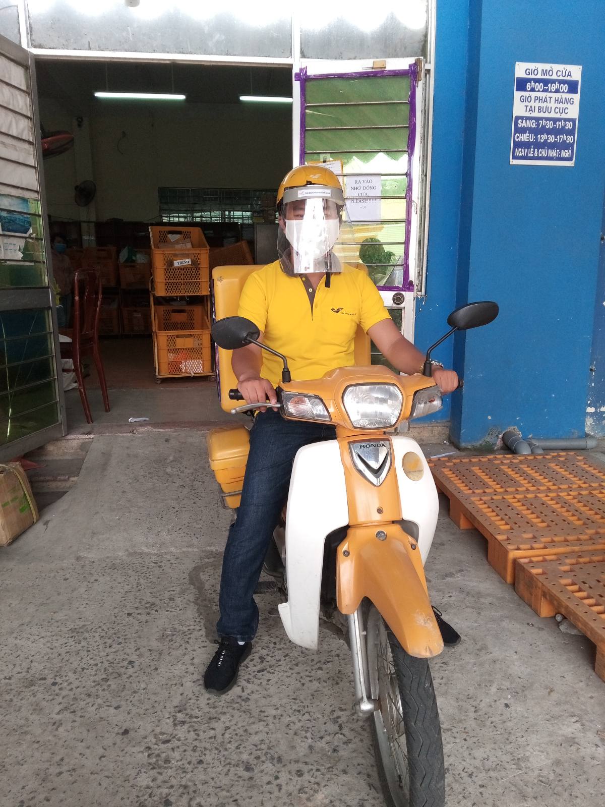 Bưu tá Đặng Hoàng Dương.