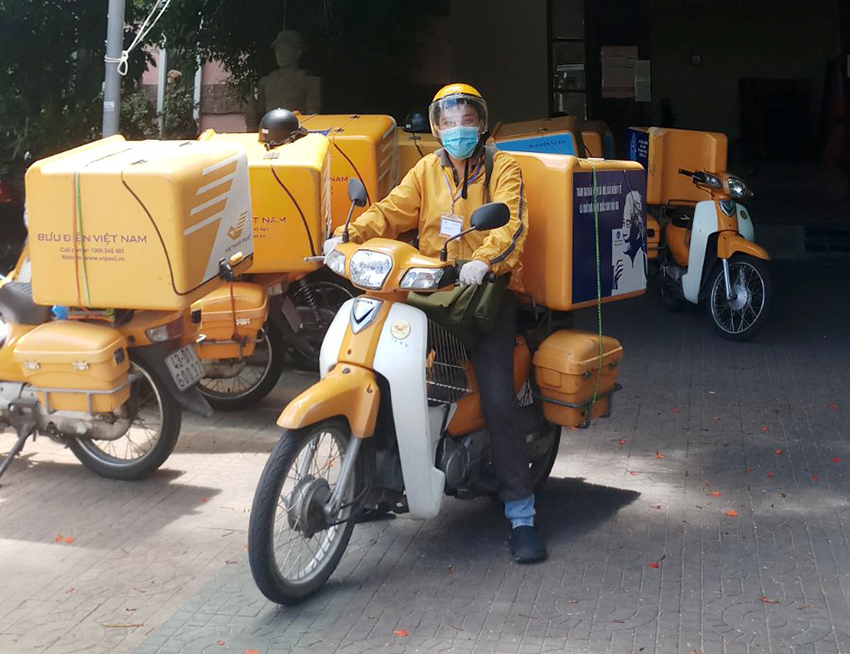 Bưu tá Nguyễn Đức Luân lên đường 