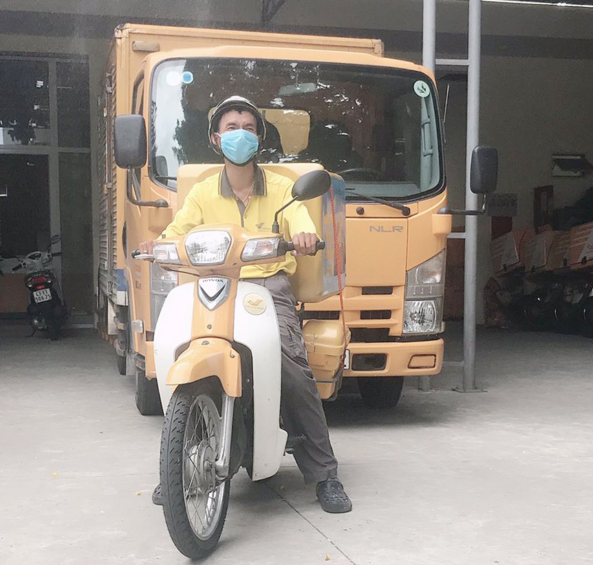 Bưu tá Võ Đức Long.