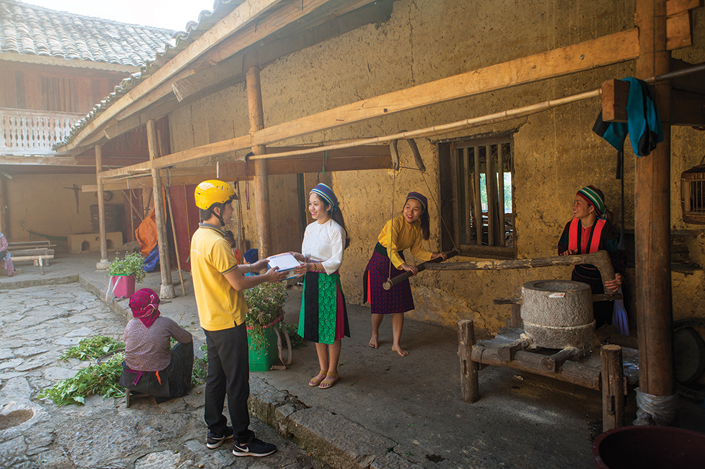 Bưu điện tỉnh Lạng Sơn tiếp nhận hồ sơ và trả kết quả giải quyết thủ tục hành chính tại địa chỉ nhà dân.