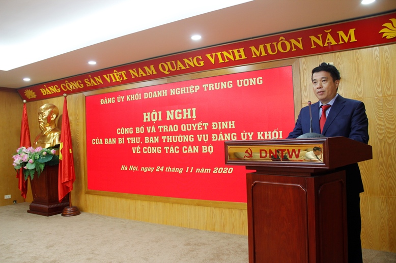 Đồng chí Y Thanh Hà Niê Kđăm - Ủy viên dự khuyết BCH Trung ương Đảng, Bí thư Đảng ủy Khối Doanh nghiệp Trung ương  giao nhiệm vụ cho các đồng chí nhận quyết định điều động, phân công nhận nhiệm vụ. 