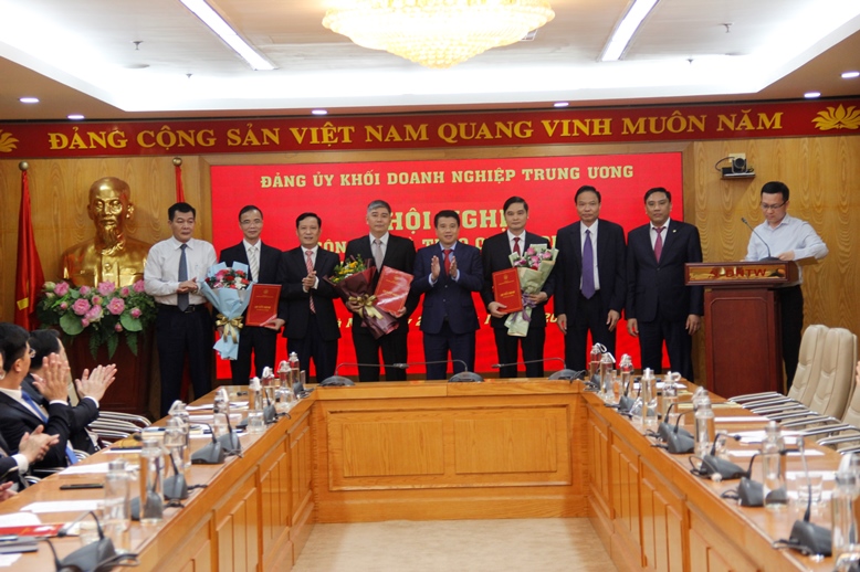 Thường trực Đảng ủy Khối chụp ảnh lưu niệm với Chủ nhiệm, Phó Chủ nhiệm Ủy ban Kiểm tra Đảng ủy Khối Doanh nghiệp Trung ương nhiệm kỳ 2020 – 2025.