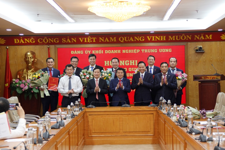 Thường trực Đảng ủy Khối chụp ảnh lưu niệm với các đồng chí được điều động, phân công nhiệm vụ tại các ban, đơn vị thuộc Đảng ủy Khối Doanh nghiệp Trung ương.