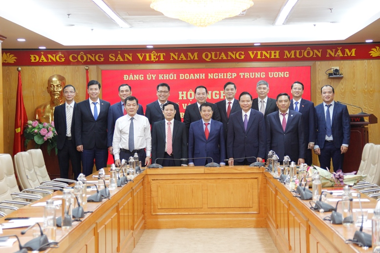 Thường trực Đảng ủy Khối chụp ảnh lưu niệm với các đồng chí được điều động, phân công nhiệm vụ tại các ban, đơn vị thuộc Đảng ủy Khối Doanh nghiệp Trung ương.