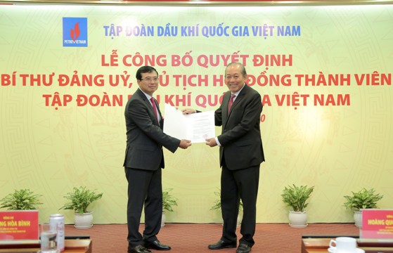 Phó Thủ tướng Thường trực Chính phủ Trương Hoà Bình trao Quyết định bổ nhiệm Chủ tịch HĐTV Petrovietnam cho đồng chí Hoàng Quốc Vượng.