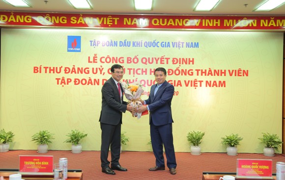 Đồng chí Y Thanh Hà Niê Kđăm, Bí thư Đảng uỷ Khối doanh nghiệp Trung ương trao Quyết định chỉ định đồng chí Hoàng Quốc Vượng, Chủ tịch Hội đồng thành viên Tập đoàn giữ chức Bí thư Đảng ủy Tập đoàn Dầu khí Quốc gia Việt Nam