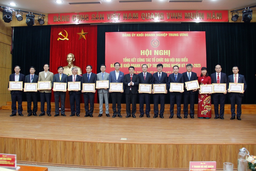 Đồng chí Y Thanh Hà Niê Kđăm - Ủy viên dự khuyết BCH Trung ương Đảng, Bí thư Đảng ủy Khối Doanh nghiệp Trung ương trao bằng khen cho 16 tập thể đảng bộ đã có thành tích trong tham gia đóng góp đảm bảo những điều kiện để tổ chức thành công Đại hội.