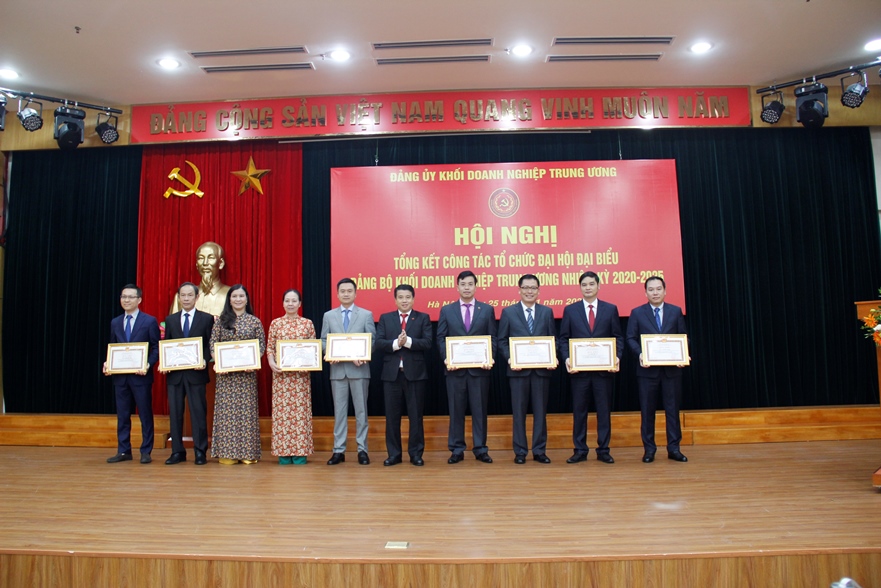 Đồng chí Y Thanh Hà Niê Kđăm - Ủy viên dự khuyết BCH Trung ương Đảng, Bí thư Đảng ủy Khối Doanh nghiệp Trung ương trao bằng khen cho các cá nhân có thành tích trong tham gia công tác chuẩn bị và tổ chức Đại hội đại biểu Đảng bộ Khối Doanh nghiệp Trung ương lần thứ III, nhiệm kỳ 2020 – 2025.