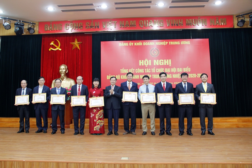 Đồng chí Phạm Tấn Công - Phó Bí thư Thường trực Đảng ủy Khối Doanh nghiệp Trung ương trao bằng khen cho các cá nhân có thành tích trong tham gia công tác chuẩn bị và tổ chức Đại hội đại biểu Đảng bộ Khối Doanh nghiệp Trung ương lần thứ III, nhiệm kỳ 2020 – 2025.