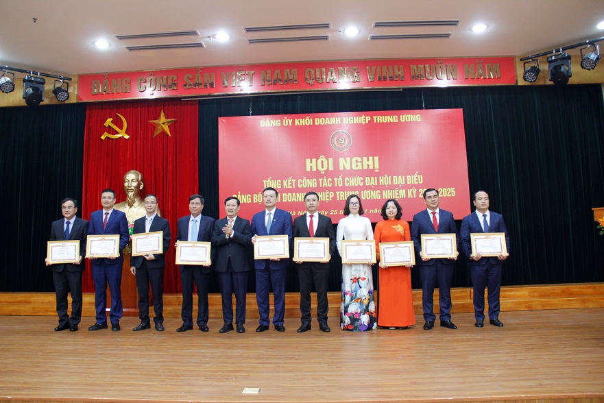 Đồng chí Phạm Tấn Công - Phó Bí thư Thường trực Đảng ủy Khối Doanh nghiệp Trung ương trao bằng khen cho các cá nhân có thành tích trong tham gia công tác chuẩn bị và tổ chức Đại hội đại biểu Đảng bộ Khối Doanh nghiệp Trung ương lần thứ III, nhiệm kỳ 2020 – 2025.