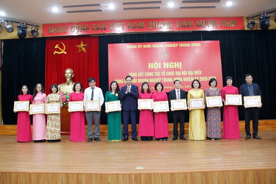 Đồng chí Lê Văn Châu - Phó Bí thư Đảng ủy Khối Doanh nghiệp Trung ương trao bằng khen cho các cá nhân có thành tích trong tham gia công tác chuẩn bị và tổ chức Đại hội đại biểu Đảng bộ Khối Doanh nghiệp Trung ương lần thứ III, nhiệm kỳ 2020 – 2025.