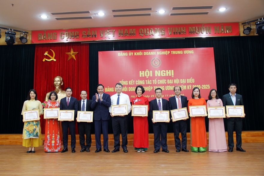 Đồng chí Lê Văn Châu - Phó Bí thư Đảng ủy Khối Doanh nghiệp Trung ương trao bằng khen cho các cá nhân có thành tích trong tham gia công tác chuẩn bị và tổ chức Đại hội đại biểu Đảng bộ Khối Doanh nghiệp Trung ương lần thứ III, nhiệm kỳ 2020 – 2025.