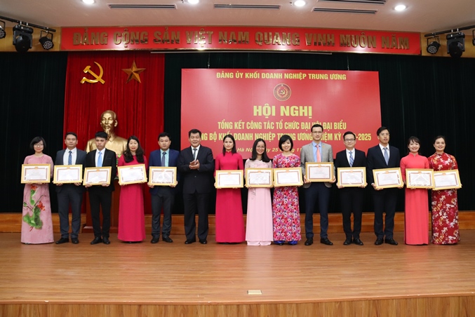 Đồng chí Nguyễn Đức Phong - Phó Bí thư Đảng ủy Khối Doanh nghiệp Trung ương trao bằng khen cho các cá nhân có thành tích trong tham gia công tác chuẩn bị và tổ chức Đại hội đại biểu Đảng bộ Khối Doanh nghiệp Trung ương lần thứ III, nhiệm kỳ 2020 – 2025.