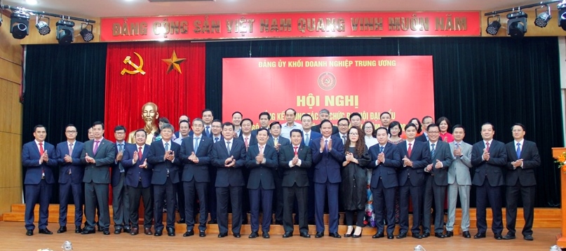 Hội nghị đã công bố Quyết định của Ban Bí thư chuẩn y Ban Chấp hành, Ban Thường vụ, Bí thư, Phó Bí thư, Chủ nhiệm, Phó Chủ nhiệm, Ủy viên Ủy ban Kiểm tra Đảng ủy Khối Doanh nghiệp Trung ương nhiệm kỳ 2020 - 2025. Trong ảnh: Các đồng chí trong Ban Chấp hành Đảng bộ Khối, Ban Thường vụ, Ủy ban Kiểm tra Đảng ủy Khối Doanh nghiệp Trung ương nhiệm kỳ 2020 - 2025 chụp ảnh lưu niệm tại Hội nghị.