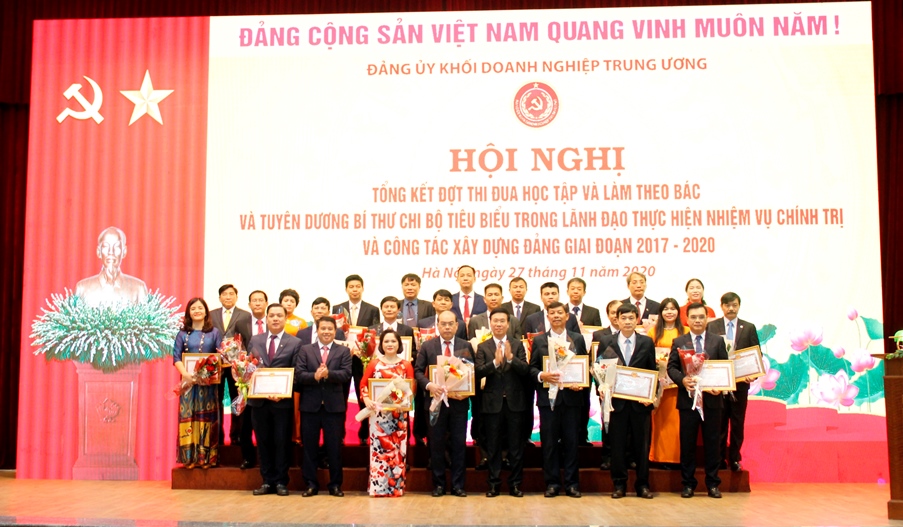 Đồng chí Võ Văn Thưởng, Ủy viên Bộ Chính trị, Bí thư Trung ương Đảng, Trưởng Ban Tuyên giáo Trung ương và đồng chí Y Thanh Hà Niê Kđăm, Ủy viên dự khuyết Trung ương Đảng, Bí thư Đảng ủy Khối Doanh nghiệp Trung ương trao bằng khen và tặng hoa chúc mừng 25 tập thể xuất sắc tiêu biểu trong học tập và làm theo tư tưởng, đạo đức, phong cách Hồ Chí Minh.