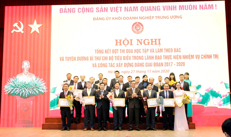 Đồng chí Nguyễn Quang Dương, Ủy viên Trung ương Đảng, Phó Trưởng Ban Tổ chức Trung ương và đồng chí Phạm Tấn Công, Phó Bí thư Thường trực Đảng ủy Khối Doanh nghiệp Trung ương trao bằng khen và tặng hoa chúc mừng các cá nhân xuất sắc tiêu biểu trong học tập và làm theo tư tưởng, đạo đức, phong cách Hồ Chí Minh.