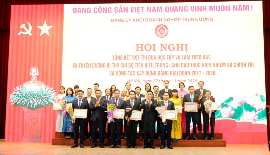 Đồng chí Cao Đức Phát, Ủy viên Trung ương Đảng, Phó Trưởng ban Kinh tế Trung ương và đồng chí Hoàng Giang, Phó Bí thư Đảng ủy Khối Doanh nghiệp Trung ương trao bằng khen và tặng hoa chúc mừng các cá nhân xuất sắc tiêu biểu trong học tập và làm theo tư tưởng, đạo đức, phong cách Hồ Chí Minh.