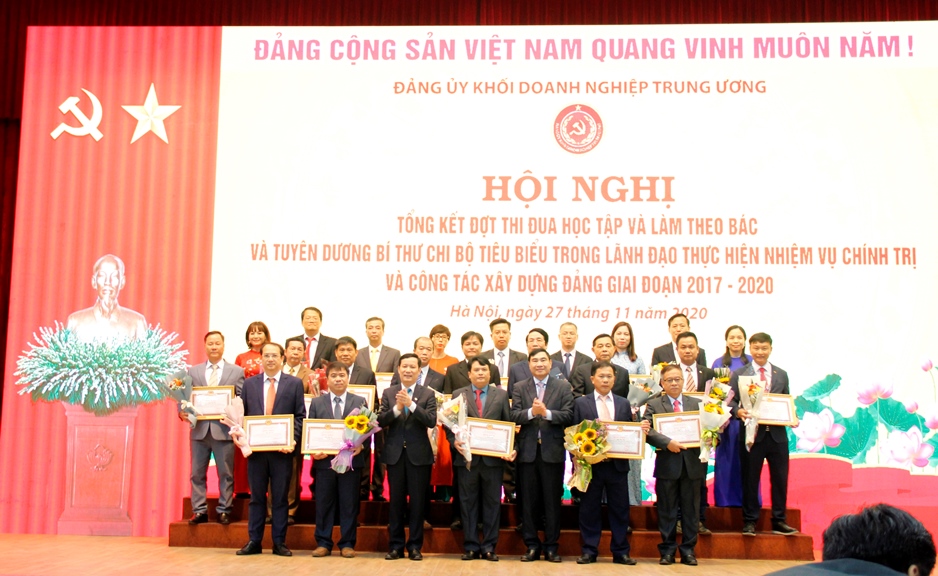Đồng chí Trần Quốc Cường, Ủy viên Trung ương Đảng, Phó Trưởng Ban Nội chính Trung ương và đồng chí Phạm Tấn Công, Phó Bí thư Thường trực Đảng ủy Khối Doanh nghiệp Trung ương trao bằng khen và tặng hoa chúc mừng các đồng chí bí thư chi bộ tiêu biểu.