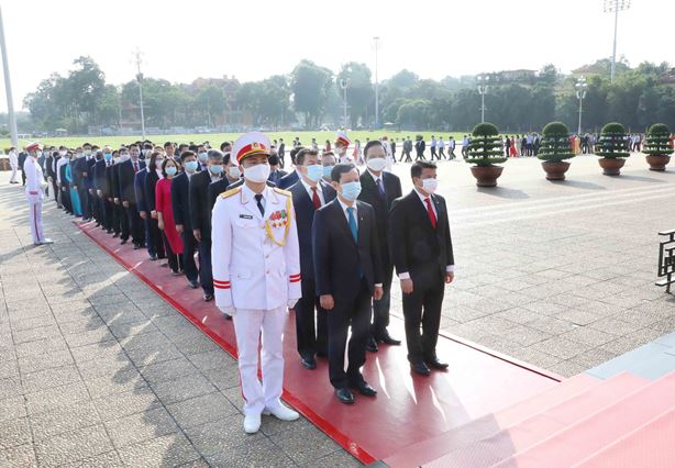 Đoàn dâng hoa và vào Lăng viếng Chủ tịch Hồ Chí Minh.