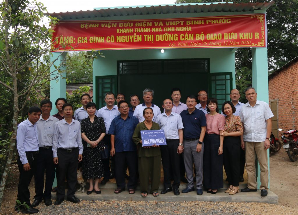 Bà Nguyễn Thị Dưỡng mừng “rơi nước mắt” khi được chuyển lên sống trong ngôi nhà mới khang trang, kiên cố.