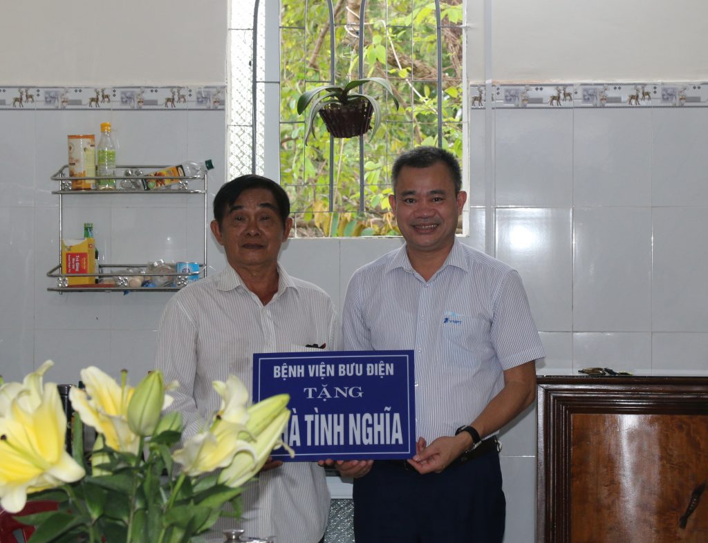TTƯT.ThS.BSCKII Trần Hùng Mạnh – Bí thư Đảng ủy – Thành viên Hội đồng Quản lý – Giám đốc Bệnh viện Bưu điện trao tặng nhà tình nghĩa cho ông Nguyễn Duy Thới.