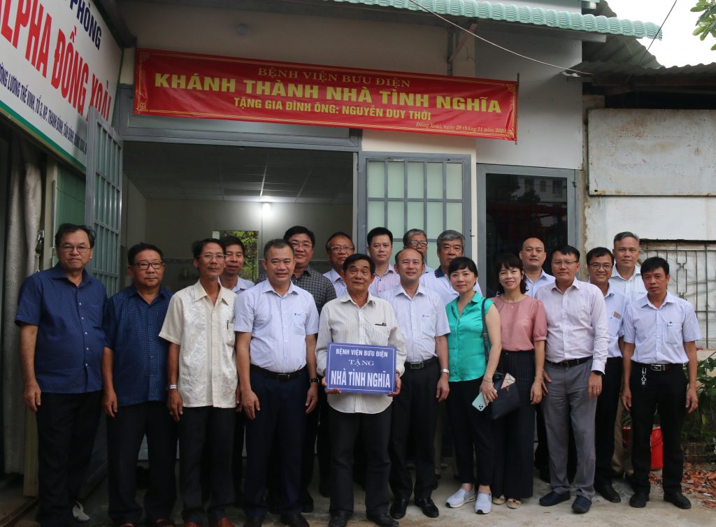 Tập thể cán bộ Bệnh viện Bưu điện chia sẻ niềm vui với ông Đinh Duy Thới.