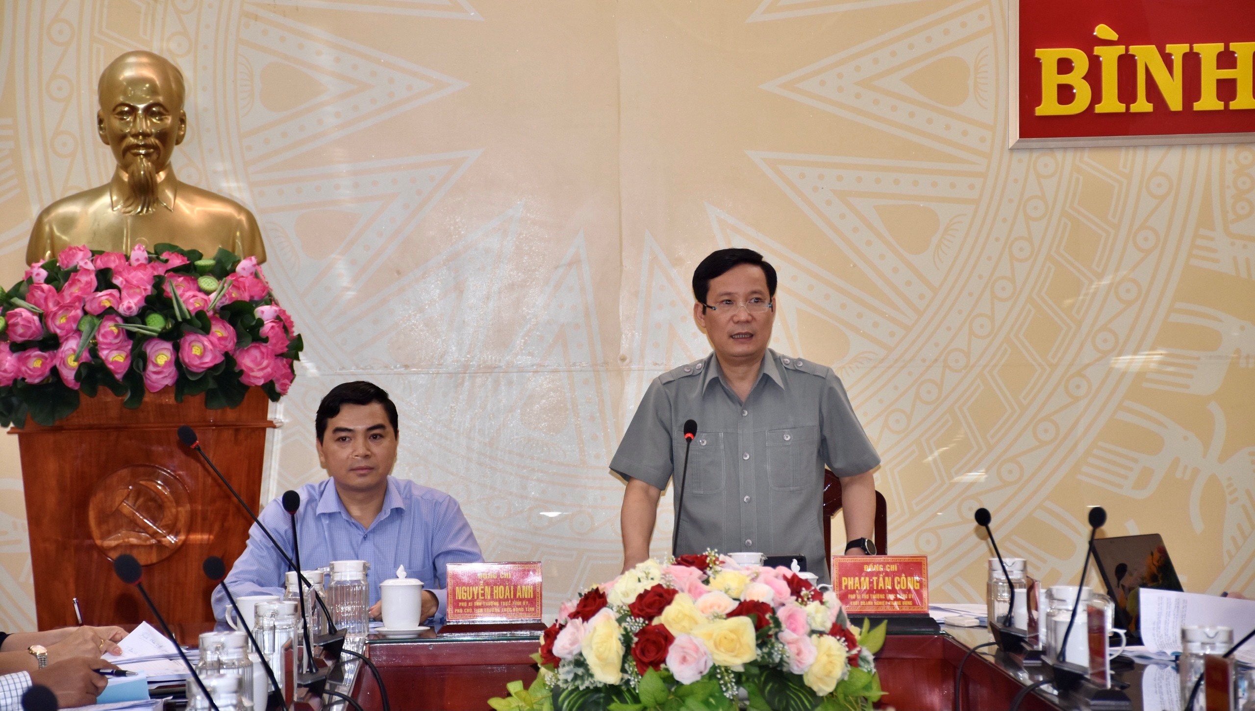 Đồng chí Phạm Tấn Công - Phó Bí thư Đảng ủy Khối Doanh nghiệp Trung ương, Trưởng Đoàn công tác phát biểu tại buổi làm việc.