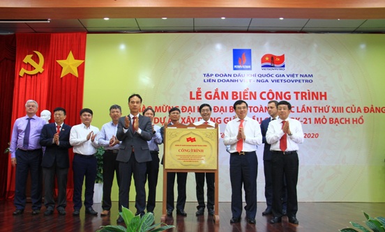 Đại diện lãnh đạo Petrovietnam và lãnh đạo Vietsovpetro thực hiện nghi thức gắn biển công trình giàn BK21.