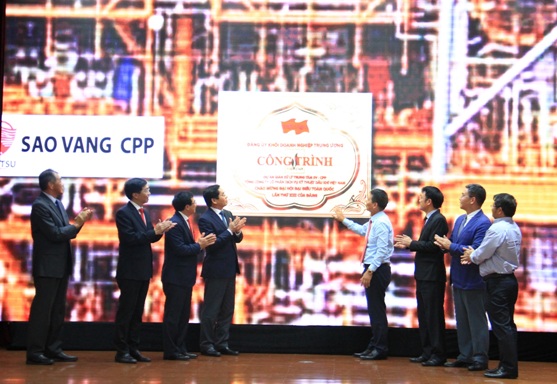 Đại diện lãnh đạo tỉnh Bà Rịa  - Vũng Tàu cùng lãnh đạo Petrovietnam, PTSC thực hiện nghi thức gắn biển công trình Sao Vàng CPP.