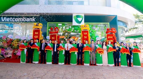 Cắt băng khánh thành Chi nhánh Vietcombank Đắk Nông.