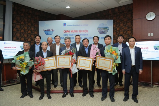 Lãnh đạo Petrovietnam chúc mừng các tập thể có thành tích xuất sắc trong việc hoàn thành và về đích sớm một số chỉ tiêu.