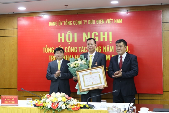 Phó Bí thư Đảng ủy Khối Doanh nghiệp Trung ương trao Huy hiệu 30 năm tuổi Đảng cho đảng viên.