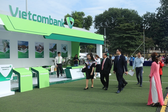 Phó Thống đốc Ngân hàng Nhà nước Việt Nam Nguyễn Kim Anh thăm quan gian hàng của Vietcombank tại chương trình “Sóng Festival”