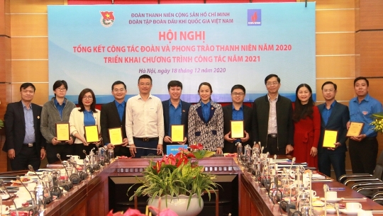 Đoàn Thanh niên Tập đoàn Dầu khí trao biểu trưng cho các cơ sở Đoàn vững mạnh xuất sắc trong công tác Đoàn và phong trào thanh niên năm 2020.