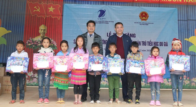 Đoàn tặng quà các học sinh có hoàn cảnh đăc biệt khó khăn.