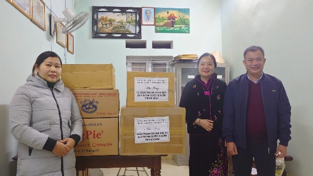 Trao sách tặng Tủ sách phụ nữ vùng biên xã 