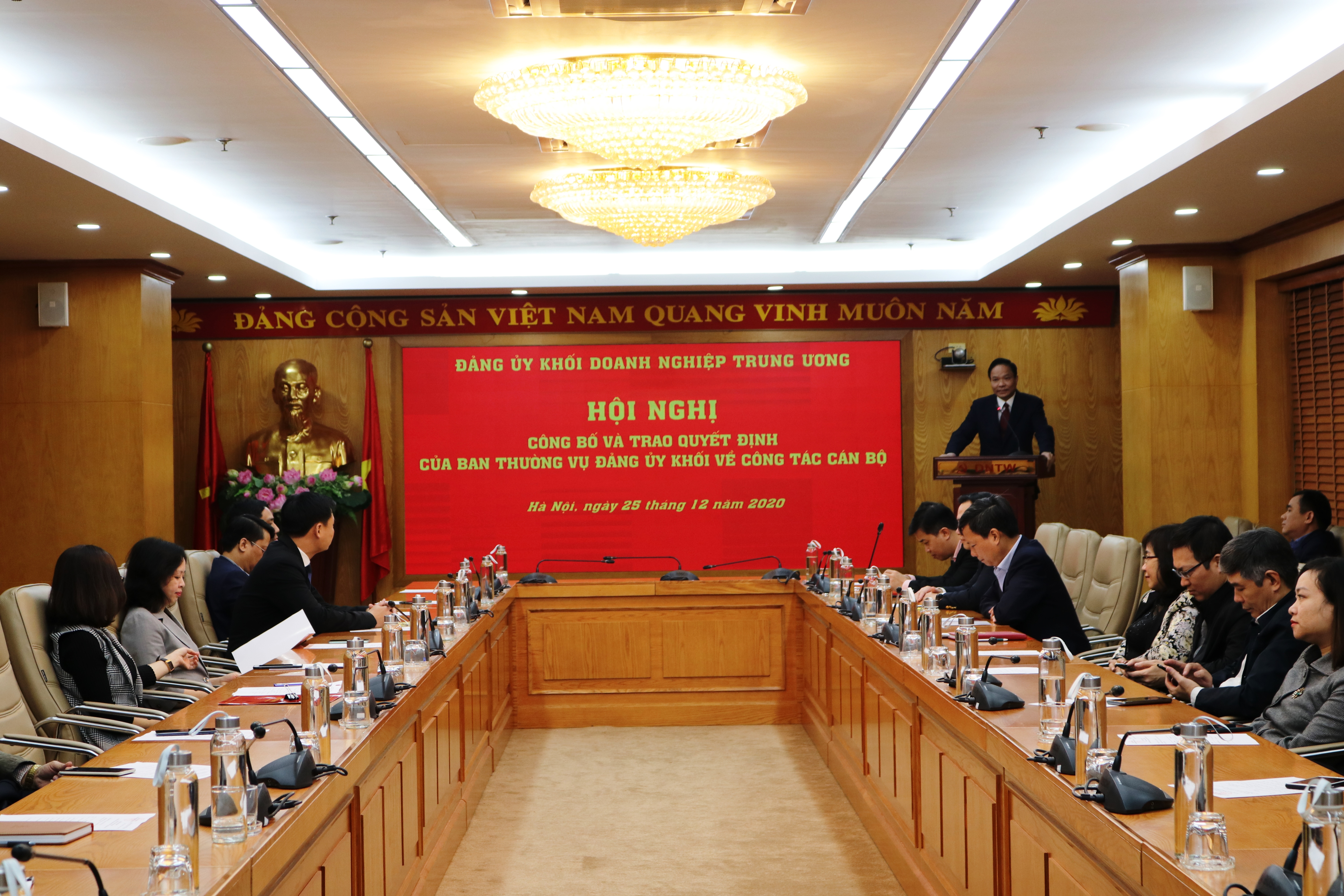 đồng chí Lê Văn Châu, Phó Bí thư Đảng ủy Khối phát biểu giao nhiệm vụ cho 02 đồng chí được điều động và bổ nhiệm. 