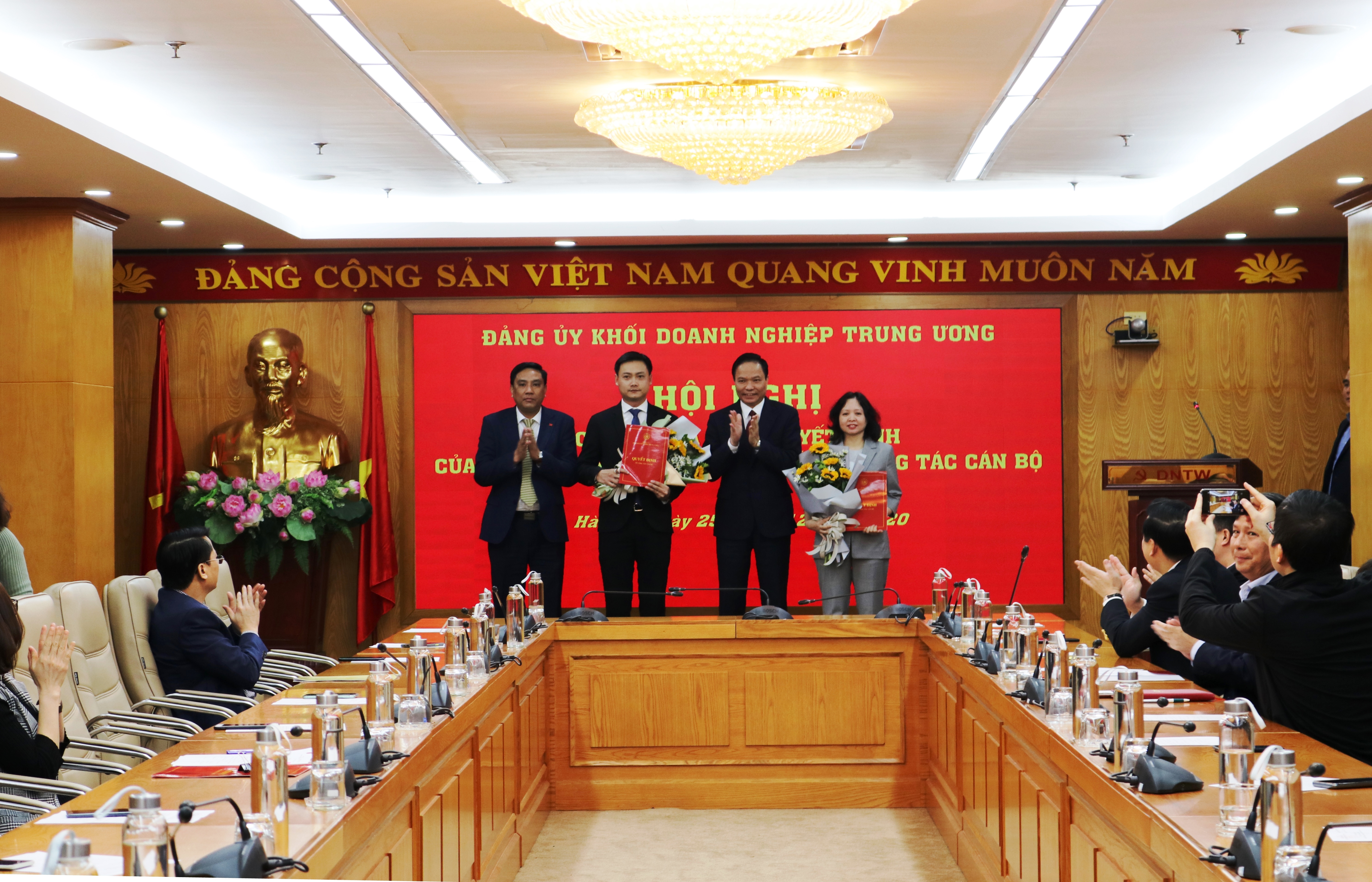 Đồng chí Lê Văn Châu và đồng chí Hoàng Giang, Phó Bí thư Đảng ủy Khối chụp ảnh lưu niệm với 02 đồng chí nhận nhiệm vụ mới.